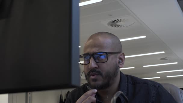 Hombre Adulto Usando Gafas Oficina Hablando Micrófono Auricular Visto Desde — Vídeos de Stock