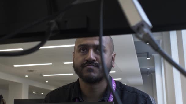 Masculin Adult Minoritar Etnic Birou Privit Din Spatele Monitorului Unghi — Videoclip de stoc