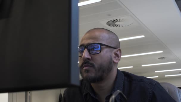 Hombre Adulto Con Gafas Oficina Visto Desde Detrás Del Monitor — Vídeos de Stock