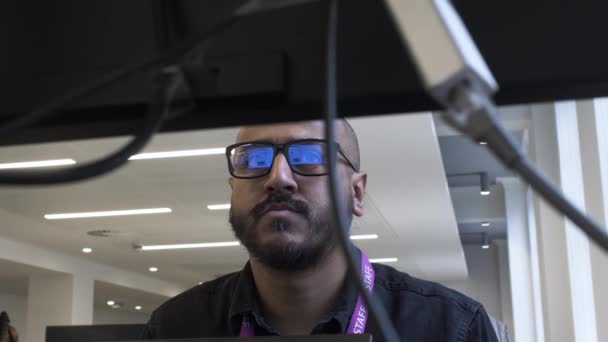Etnisk Minoritet Vuxen Man Bär Glasögon Ämbetet Visas Från Bakom — Stockvideo