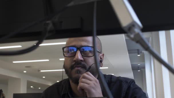 Minoría Étnica Adulto Hombre Con Gafas Oficina Hablando Micrófono Auriculares — Vídeos de Stock
