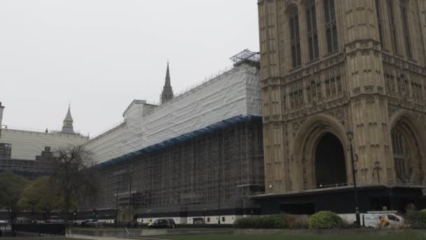 Palace Westminster Covered Scaffolding Repair Works Overcast Day Locked — Stock Video