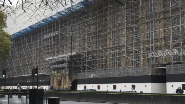 Palast Von Westminster Mit Gerüsten Bedeckt Für Reparaturarbeiten Von Der — Stockvideo
