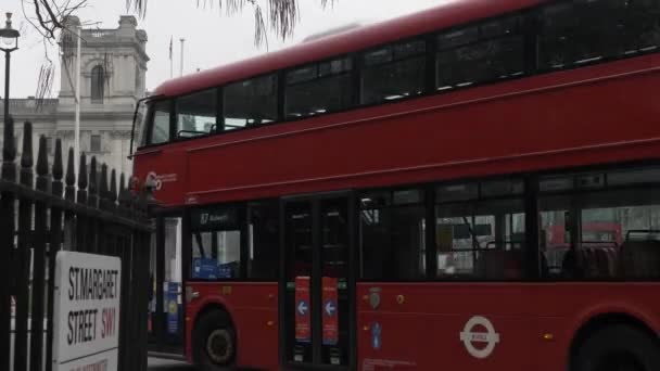 Trabalhadores Instalando Flagpole Parlamento Square Gardens Com Ônibus Londres Vai — Vídeo de Stock