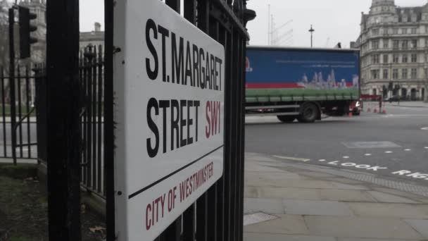 Saint Margaret Street Sign Railings Κυκλοφορία Πηγαίνει Παρελθόν Στο Παρασκήνιο — Αρχείο Βίντεο