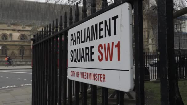 Parliament Square Road Sign Railings Traffic Going Background Locked — Stok video