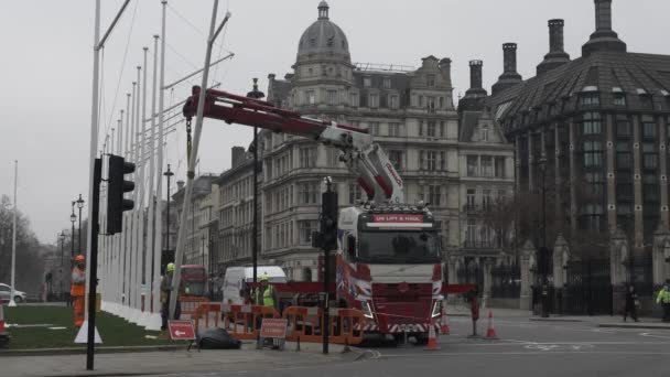 Crane Lorry Helping Install Flagpole Parliament Square Gardens Locked — Stockvideo