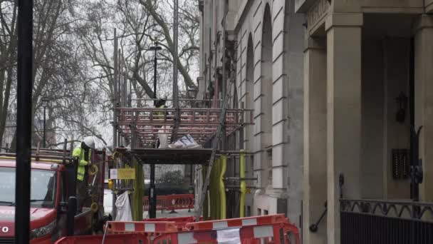 Trabajadores Andamios Great Peter Street Westminster Cerrado — Vídeo de stock