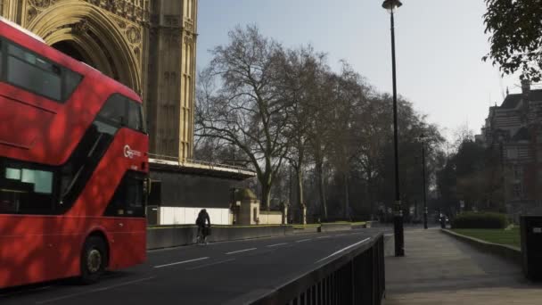 Cyclist London Bus Traffic Going Victoria Tower Abingdon Street Westminster — Vídeos de Stock