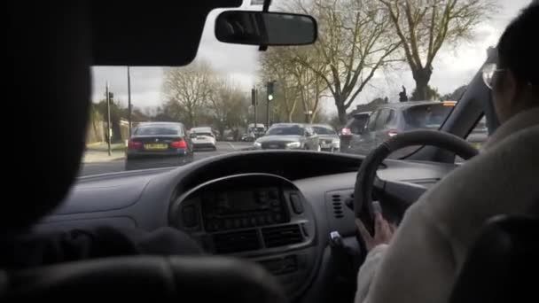 View Backseat Young Woman Driving Traffic Lights London — Αρχείο Βίντεο