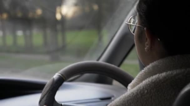 View Backseat Young Woman Driving Road London — Wideo stockowe