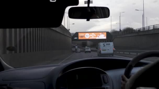 View Backseat Young Woman Driving Ossie Garvin Roundabout A312 — Stockvideo