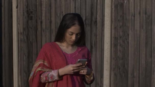 Jovens Mulheres Muçulmanas Rosa Shalwar Kameez Texting Telefone Móvel Bloqueado — Vídeo de Stock