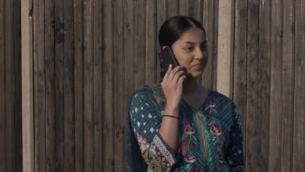 Etnia Minoria Adolescente Feminina Shalwar Kameez Falando Telefone Móvel Bloqueado — Vídeo de Stock