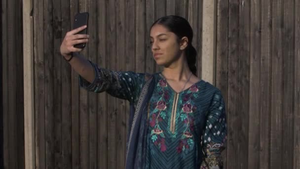 Etnikai Kisebbségi Zöld Shalwar Kameez Ben Selfie Mobile Készít Lezárva — Stock videók