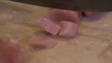 Doğrama tahtasındaki çiğ tavuğu doğramaya yakın. Düşük Açı