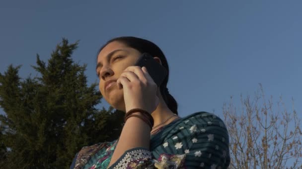 Etnia Minoria Adolescente Feminina Conversando Celular Durante Luz Hora Dourada — Vídeo de Stock
