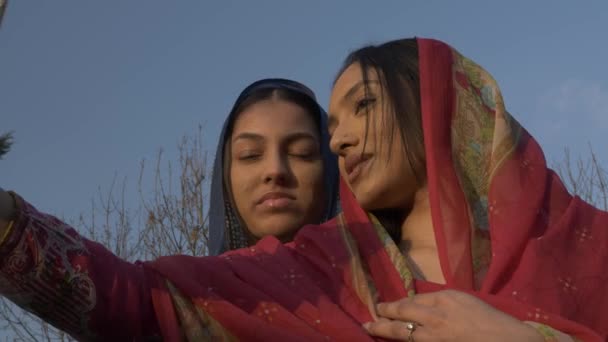Dwie Młode Brytyjskie Muzułmanki Shalwar Kameez Robią Sobie Selfie Przez — Wideo stockowe