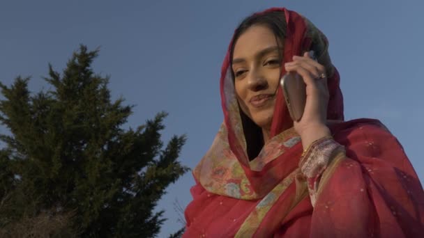 Mulheres Muçulmanas Jovens Rosa Shalwar Kameez Falando Telefone Móvel Bloqueado — Vídeo de Stock