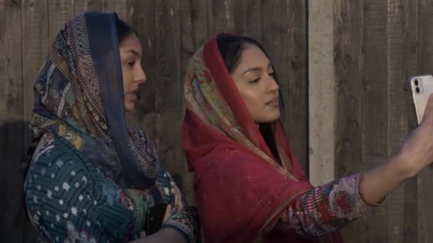 Zwei Junge Muslimische Frauen Shalwar Kameez Machen Selfie Auf Ihrem — Stockvideo