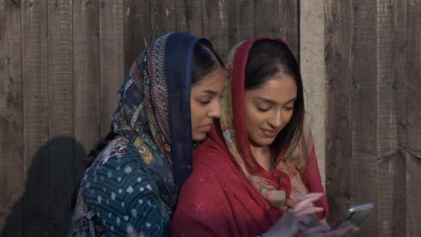 Två Unga Muslimska Kvinnor Shalwar Kameez Dela Mobiltelefon Låst — Stockvideo