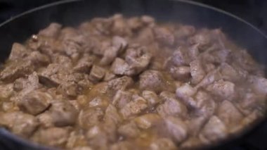 Cızırdayan Tavuk Parçaları Tavada Pişiyor. Kapat, Kapalı