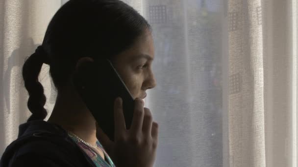 Jovem Etnia Adolescente Falando Telefone Celular Perto Cortinas Janela Bloqueado — Vídeo de Stock