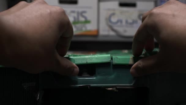 Manos Masculinas Apertura Lenta Tapa Contenedor Plástico Verde Sótano Oficina — Vídeo de stock