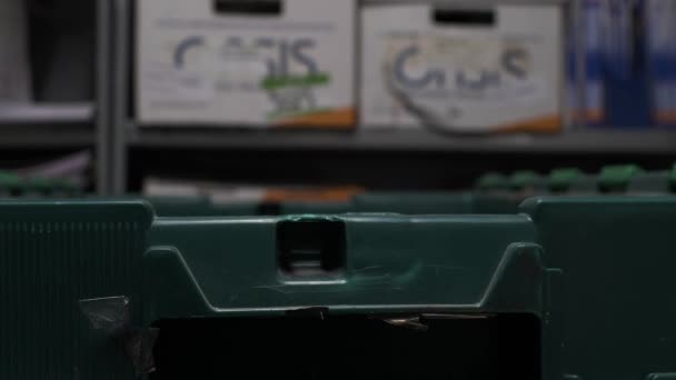 Manliga Händer Sakta Stänga Gröna Plastbehållare Lock Office Källare Närbild — Stockvideo