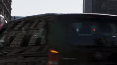 Sabah olduğunda trafik Parlamento Meydanı 'ndan geçip Büyük George Caddesi' ne gidiyor. Kilitli