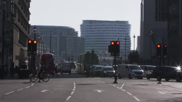 Tráfico Moviéndose Largo Bridge Street Por Mañana Westminster Cerrado — Vídeo de stock