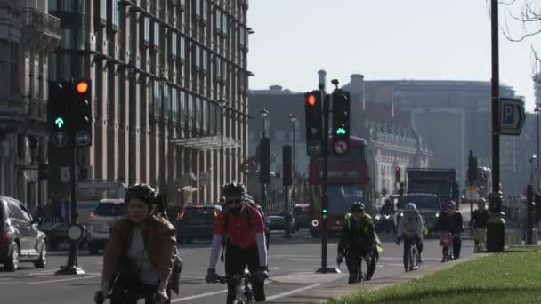 Rowerzyści Jadący Wzdłuż Trasy Rowerowej Great George Street Westminster Zamknięte — Wideo stockowe