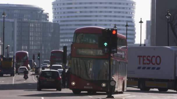 Routemaster Otobüsü Westminster Daki Bridge Caddesi Nden Parliament Caddesi Dönüyor — Stok video