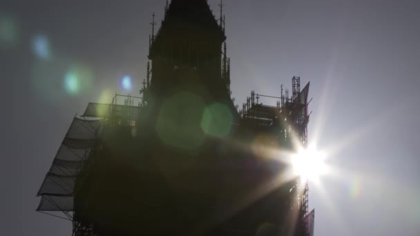 Silhouette Big Ben Échafaudage Avec Soleil Brillant Derrière Angle Bas — Video