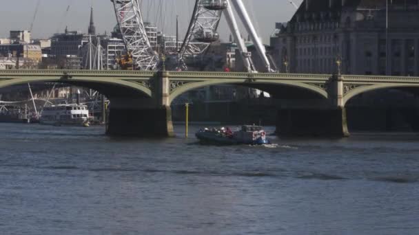 Perahu Going Thames River Westminster Bridge Dilihat Dari Riverfront Terkunci — Stok Video