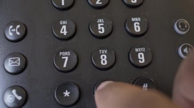 Etnik Azınlık Parmakları Sabit Hattaki Düğmeleri Çeviriyor. Kapat, Kapalı