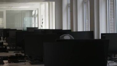 İşlenmemiş Ofiste Boş Masalar ve Çalışma İstasyonları. Sola Kaydır