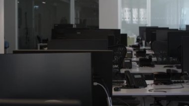 İşlenmemiş Ofiste Boş Masalar ve Çalışma İstasyonları. Sağa Kaydır