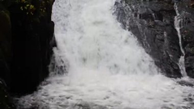 Rhaeadr Ewynnol Kırlangıç Şelalesi 'nde Fast Water Flowing Rockface. Kilitli