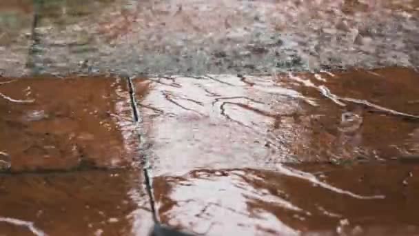 Pluie Abondante Tombant Sur Chaussée Rouge Angle Bas Gros Plan — Video