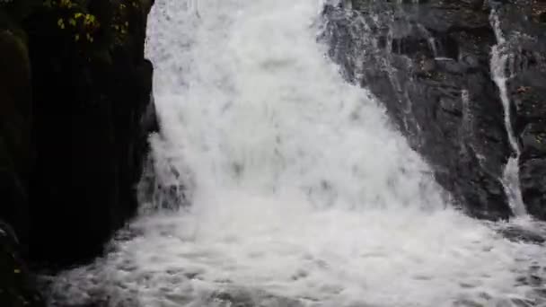 Rhaeadr Ewynnol Kırlangıç Şelalesi Nde Fast Water Flowing Rockface Kilitli — Stok video