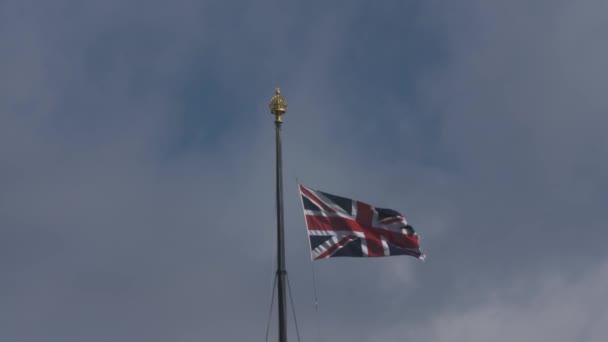 Union Jack Voar Meio Mastro Westminster Bloqueado — Vídeo de Stock