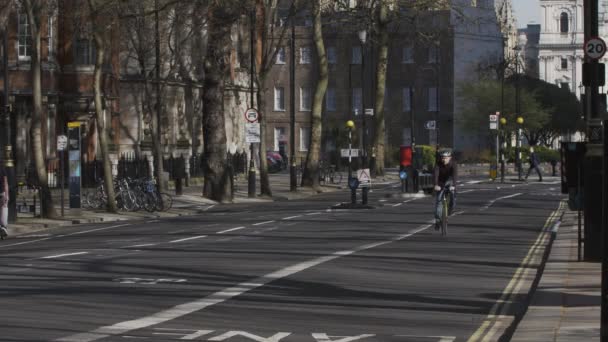 Utsikt Över Cyklister Riding Längs Tomma Millbank Road London Låst — Stockvideo