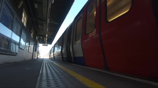 Mötte Linje Tåg Anländer Till Plattformen Vid Preston Road Station — Stockvideo