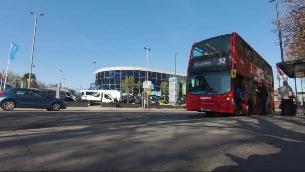 Gente Subiendo Autobús Número Edgware Road Londres Ángulo Bajo Bloqueado — Vídeos de Stock