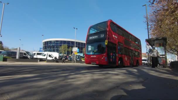 ロンドンのEdgware RoadにあるRed Double Decker Bus出発バス停留所 低角度 ロックオフ — ストック動画