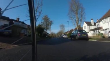 Düşük açılı POV Bisiklet Sabahları Pinner 'da Kilise Bulvarı boyunca