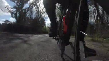 Düşük açılı POV, Slough 'daki Mansion Lane' e Bisiklet Dönüşü