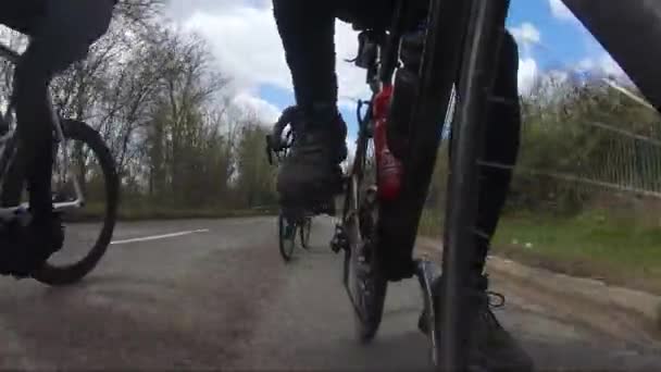 Låg Vinkel Pov Ser Tillbaka Grupp Rida Med Cyklister London — Stockvideo