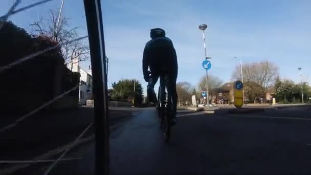 Låg Vinkel Front Wheel Pov Cykling Tidigare Roundabout Pinner London — Stockvideo